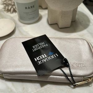 Luggage Tech passport and documents ZIPPER case new w packaging!